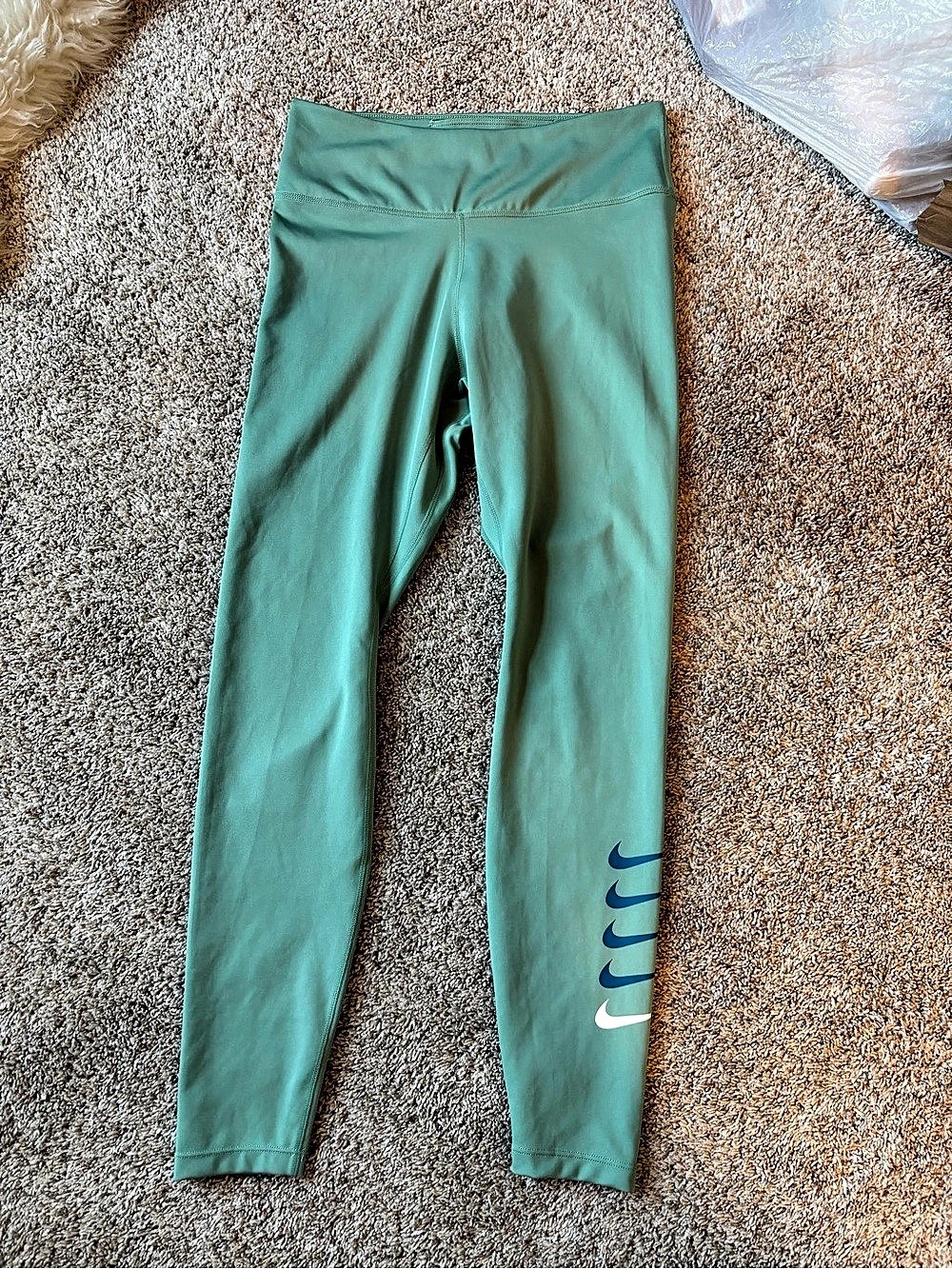 Nike Swoosh Leggings in Green